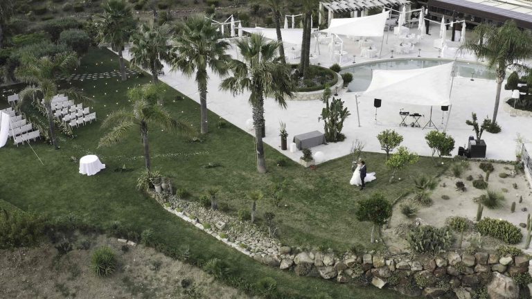 Γαμπρός και νύφη επιλέγουν τον χώρο δεξίωσης